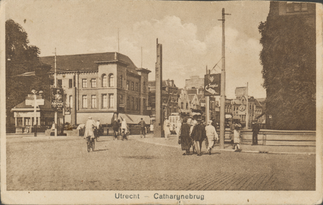 865021 Gezicht op de Catharijnebrug over de Stadsbuitengracht te Utrecht met op de achtergrond de ingang van het ...